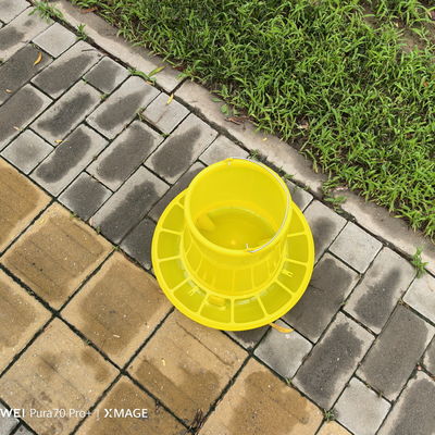 Durable Plastic Animal Feed Buckets Capacity 8 Liters For Farms