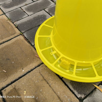 Durable Plastic Animal Feed Buckets Capacity 8 Liters For Farms