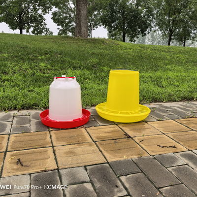 Durable Plastic Animal Feed Buckets Capacity 8 Liters For Farms