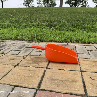 Handy Long Handle Orange Feed Shovels Eco Friendly For Poultry Feeding Poultry Farm Chicken