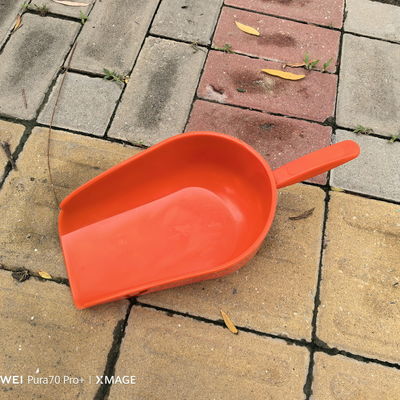 Handy Long Handle Orange Feed Shovels Eco Friendly For Poultry Feeding Poultry Farm Chicken