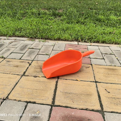 Handy Long Handle Orange Feed Shovels Eco Friendly For Poultry Feeding Poultry Farm Chicken